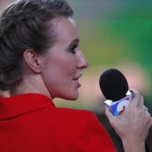 Samsung e la testimonial infedele: Ksenia Sobchak, star russa, usa l'iPhone in tv