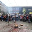 Torino, studenti bruciano manichini raffiguranti Salvini e Di Maio FOTO