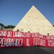 Torino, studenti bruciano manichini raffiguranti Salvini e Di Maio 3