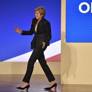 Brexit, "Mamma mia": il cantante degli Abba evoca la Grande depressione, Theresa May ci balla sopra
