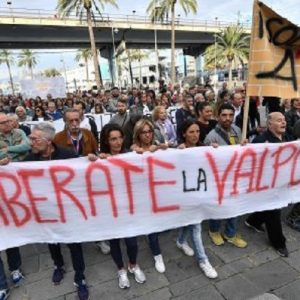 Genova, la protesta dei cittadini contro Toninelli: "Non raccontateci musse" (foto Ansa)