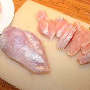 Pollo marcio: donna vomita per la puzza e le esplodono i punti di sutura