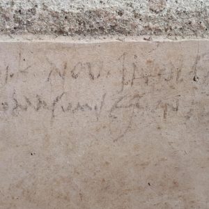 L'iscrizione a carboncino, trovata a Pompei, a supporto della teoria che la data dell'eruzione fosse ad ottobre e non ad agosto del 79 d.c. (foto Ansa)