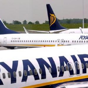 Ryanair guadagna più di 6 milioni al giorno con i servizi extra (foto Ansa)