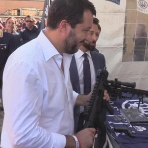 Salvini col mitra dei Nocs. E spara 12 tweet al giorno