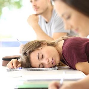 Adolescenti e sonno, per chi dorme meno di 6 ore rischio doppio di fumo, alcol e droghe