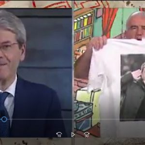 Gene Gnocchi, nella sua copertina dello show a "Dimartedì" ironizza su Bersani che ride il VIDEO (LA7 )