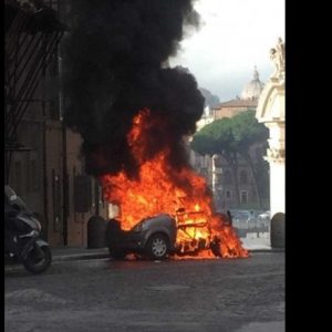 Roma, minicar in fiamme davanti scuola in via IV Novembre FOTO