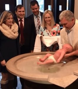 Battesimo finisce male: al prete scivola di mano il neonato2