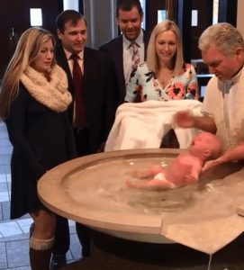 Battesimo finisce male: al prete scivola di mano il neonato3