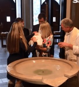 Battesimo finisce male: al prete scivola di mano il neonato5