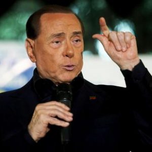 Tim, Berlusconi nel suo destino? Scorporo rete e poi fusione con Mediaset