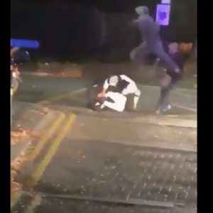 Londra, colpisce una poliziotta con un calcio volante VIDEO