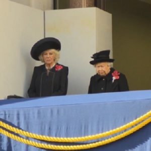 Camilla sul balcone accanto regina Elisabetta