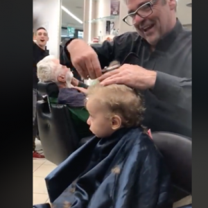 peesaro bimbo piange dal barbiere