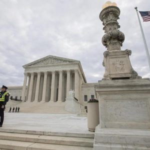 Trump, scontro con la Corte Suprema. Lui critica i "giudici di Obama", il presidente lo bacchetta