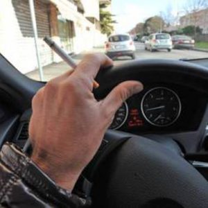 Divieto di fumo e cellulari alla guida (anche auricolari). La proposta di legge M5S