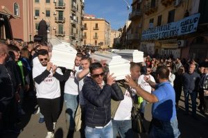 Casteldaccia, folla ai funerali delle 9 vittime