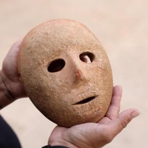 Maschera di pietra risalente a 9mila anni fa rinvenuta in Israele