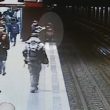 Milano, intrusa in metro fa scattare calo tensione: brusca frenata, passeggeri feriti04