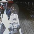 Milano, intrusa in metro fa scattare calo tensione: brusca frenata, passeggeri feriti03