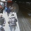 Milano, intrusa in metro fa scattare calo tensione: brusca frenata, passeggeri feriti01