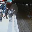 Milano, intrusa in metro fa scattare calo tensione: brusca frenata, passeggeri feriti02