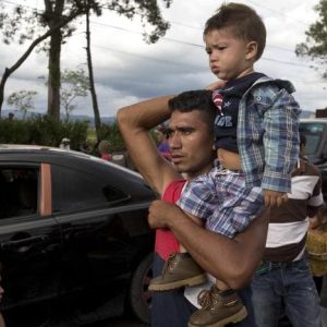 Migranti in marcia verso gli Usa sfidando il terrore di Trump, simbolo dell'America povera e disperata