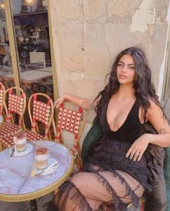 Newsha Syeh, alla modella vietano di entare al Louvre: colpa dell'abito troppo scollato