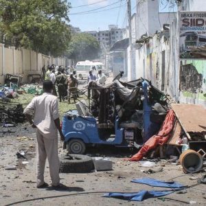 Somalia: 3 autobombe a Mogadiscio davanti a un hotel. Oltre 15 morti