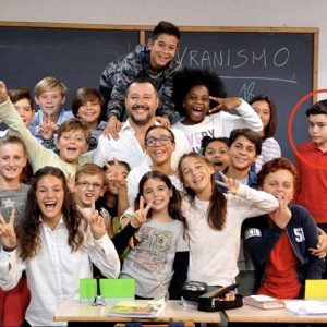 Matteo Salvini "Alla Lavagna" coi bambini, ma uno non ride