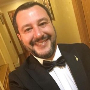 Matteo Salvini in smoking: "L'ho affittato, vi pare che ne abbia uno?" FOTO