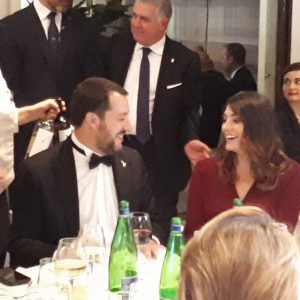 Salvini alla cena di gala attovagliato con Elisa Isoardi, sorpresa e sorrisi