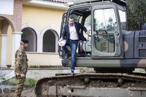 Salvini sulla ruspa demolisce la villa dei Casamonica 1