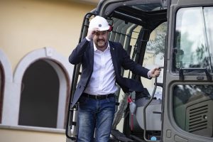 Salvini sulla ruspa demolisce la villa dei Casamonica 2