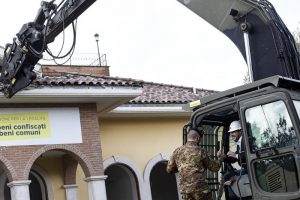 Salvini sulla ruspa demolisce la villa dei Casamonica 3
