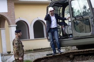 Salvini sulla ruspa demolisce la villa dei Casamonica 4
