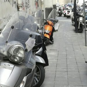 Ti sequestrano la moto o lo scooter? Non puoi circolare ma la custodia è a tuo carico