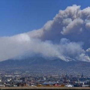 Vesuvio, parla l'esperto: "Senza un piano di sicurezza un'eruzione potrebbe fare migliaia di morti" (foto Ansa)