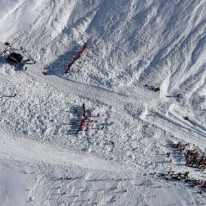 Alpi francesi: sepolto 40 minuti dalla valanga, salvo per miracolo dodicenne