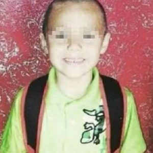 Anthony Avalos torturato a morte a 10 anni perché gay, autopsia: bruciature, tagli e lividi sul corpo e sul volto