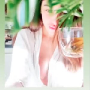 Belen Rodriguez gaffe su Instagram, la vestaglia si apre all'improvviso: sotto è completamente n**a