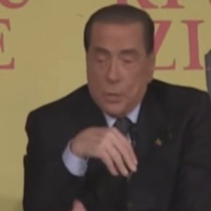 Berlusconi: "Non è vero che non ho mai scelto un delfino. Ma si sono sempre rivelati sardine" VIDEO