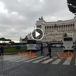 Roma, bus turistici protestano in centro, bruciata bandiera M5s VIDEO