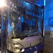 Torino, scontro nella notte tra auto e bus della movida: 9 feriti 04