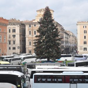 Roma, protesta bus turistici: paralisi in centro, carovana intorno a Spelacchio FOTO