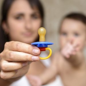 Ciuccio pulito con la saliva della mamma fa il bambino più sano