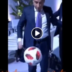 Giuseppe Conte palleggia: il risultato non è dei migliori VIDEO