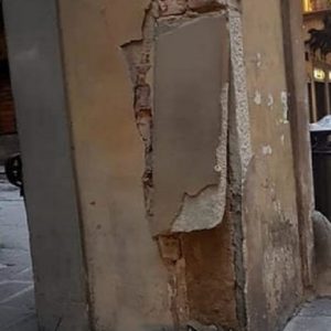 Corridoio Vasariano di Firenze danneggiato: auto finisce contro colonna, poi scappa
