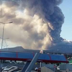 Catania, Natale 2018 con l'Etna: terremoto, caos voli, cielo grigio VIDEO
